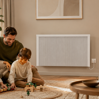 THERON Classic warmteopslagradiator aan de wand in een moderne woonkamer