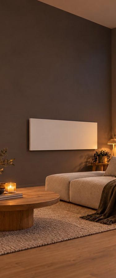 Warme woonkamer met een groot wit infraroodpaneel aan de wand naast de zithoek.