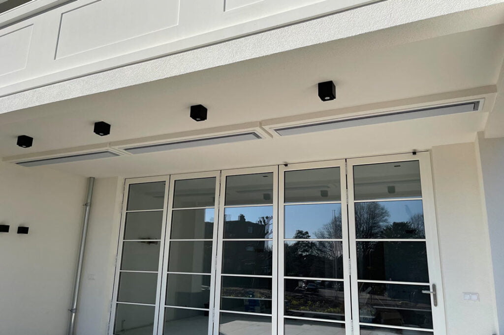 Schuur berging tuinhuis verwarming 1 Heatstrip-Elegance-ingebouwd-in-het-plafond